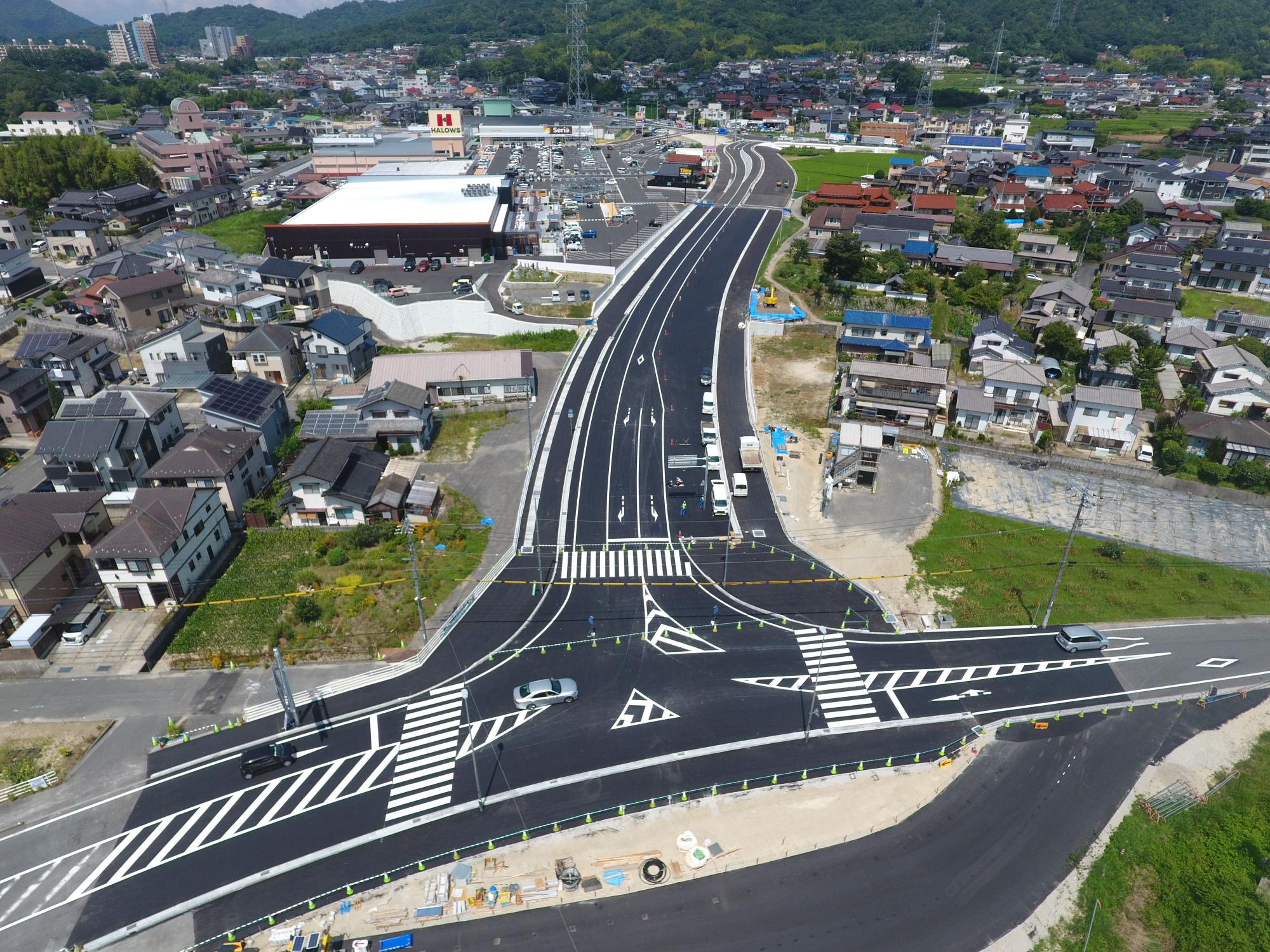 新しい舗装のされた交差点の上空からの写真