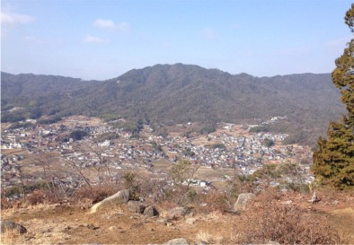 岩が散在し、空間が開けていて遠くを見渡せる土岐ノ城の山頂の写真