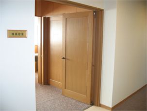 壁に「議員控室」と書かれたプレートが飾られている写真