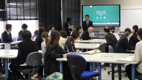 協議会で参加者が議論する様子
