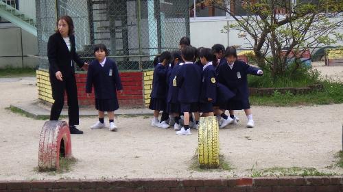 小学生が外遊びをする様子