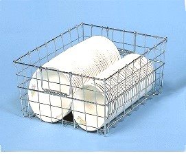 給食用の食器を立てて収納した食器用かごの写真