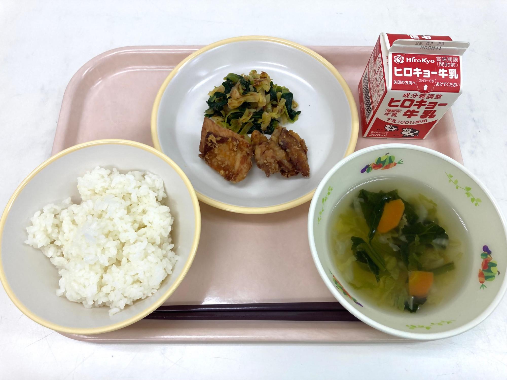 ご飯・おかず・スープ・牛乳が載った配膳トレーの学校給食の写真