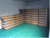 倉庫に綺麗に整頓して収納されている長机70台の写真