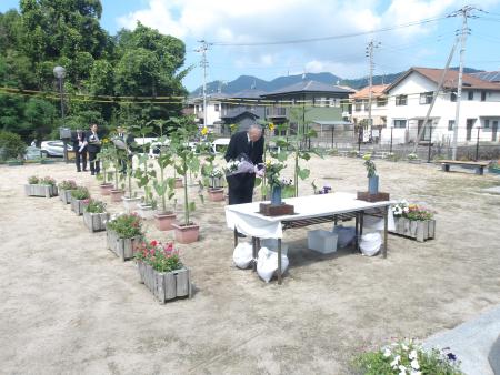 祈念公園で献花を行い深く一礼する熊野町長の写真