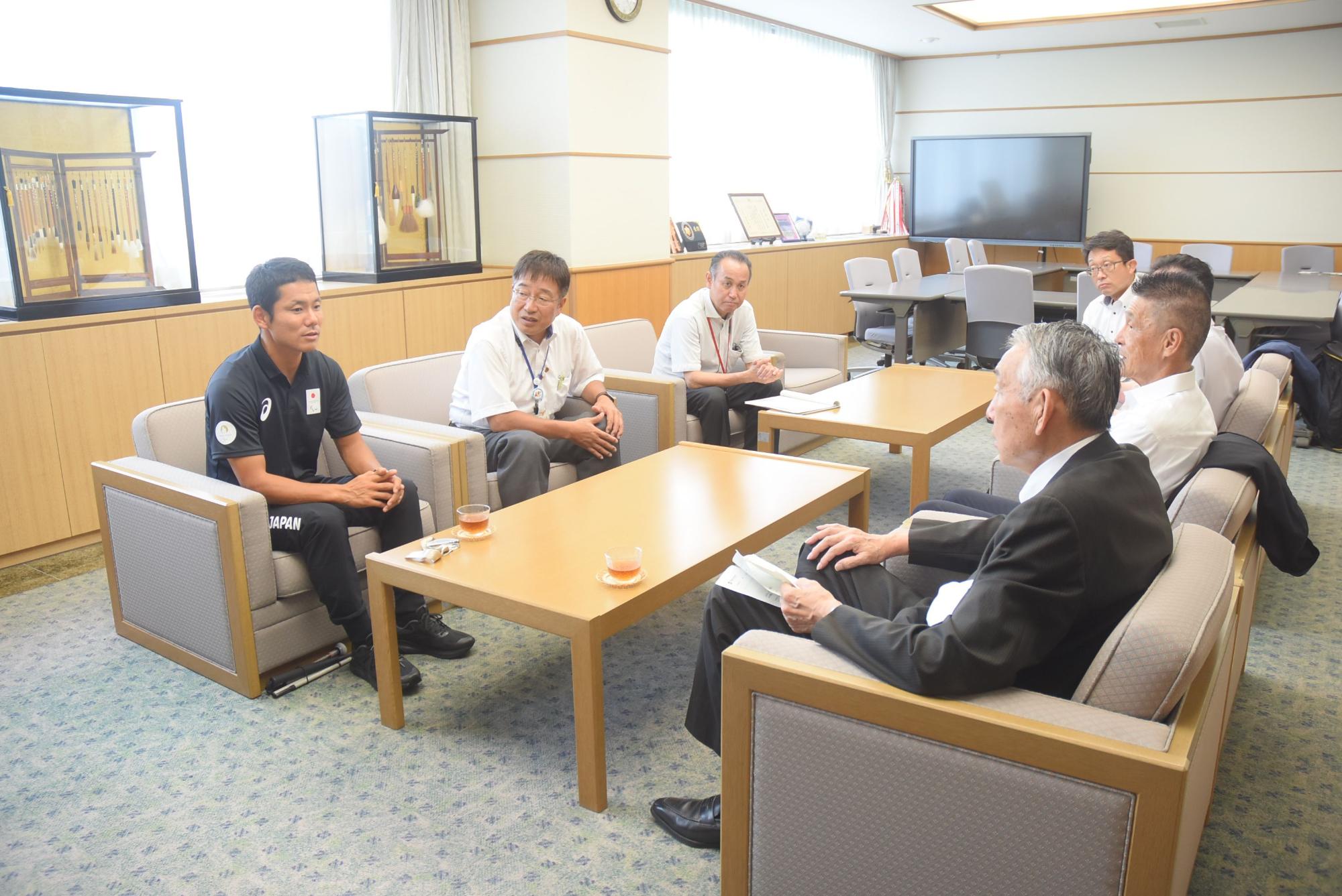 熊野町長ら職員の方々と談笑する後藤将起選手の写真