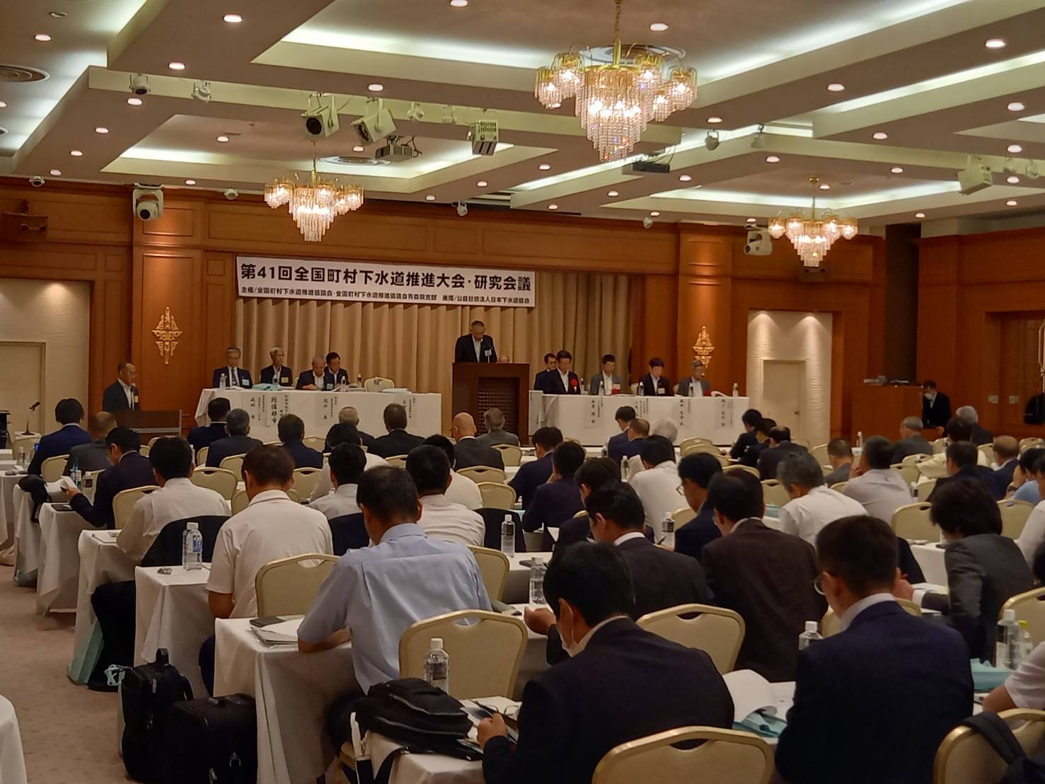 全国町村下水道推進大会の壇上で挨拶をする熊野町長の写真