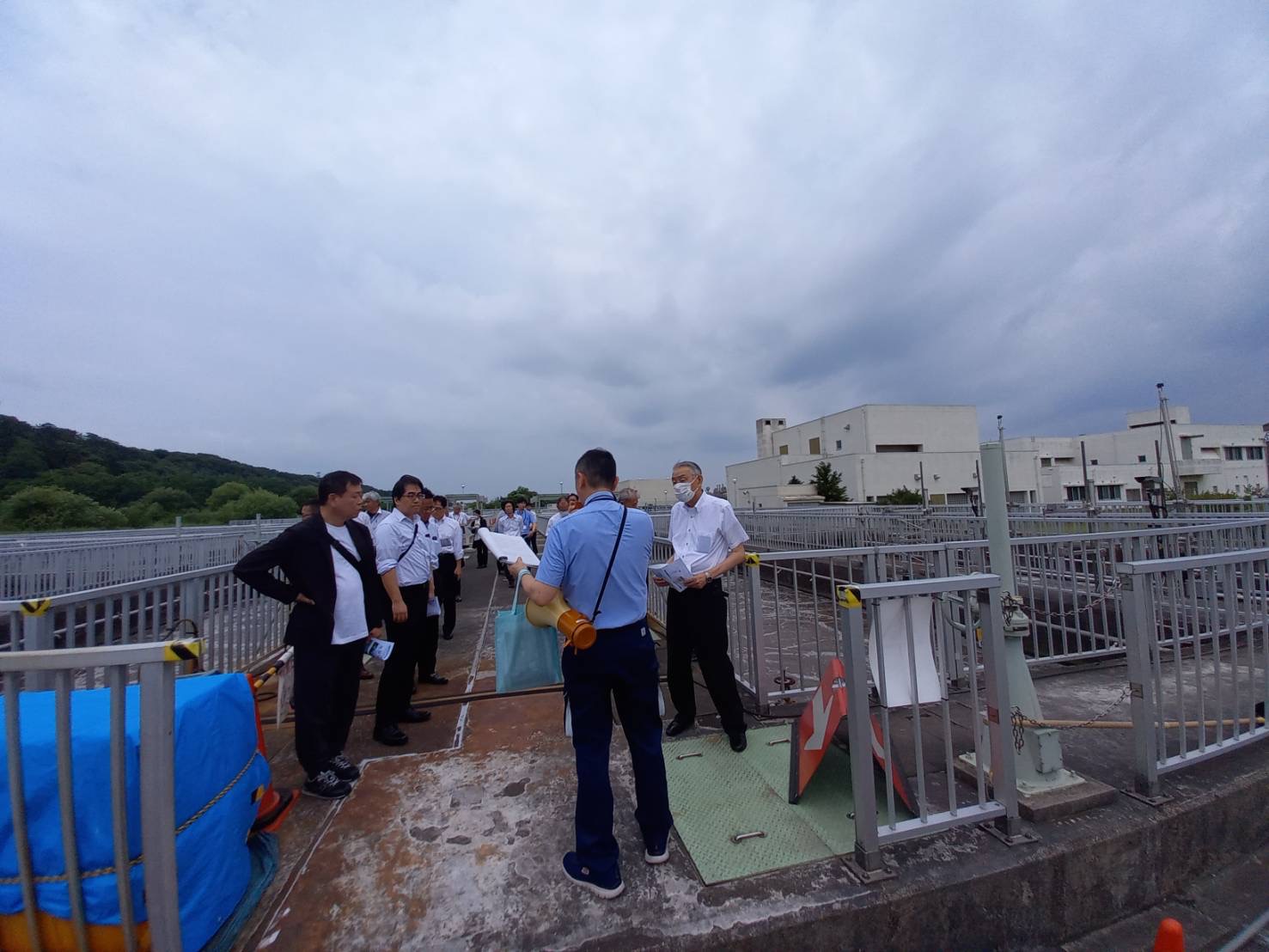 浄化センターで下水道の様子を視察する熊野町長の写真