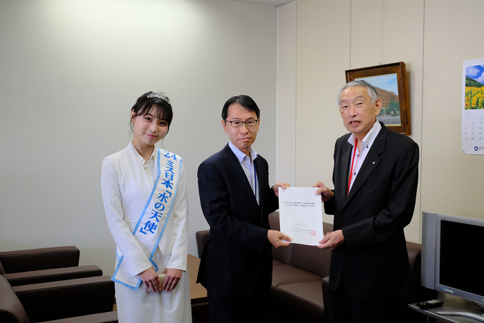 熊野町長との記念撮影に臨む総務省清田大臣官房審議官とミス日本「水の天使」の写真