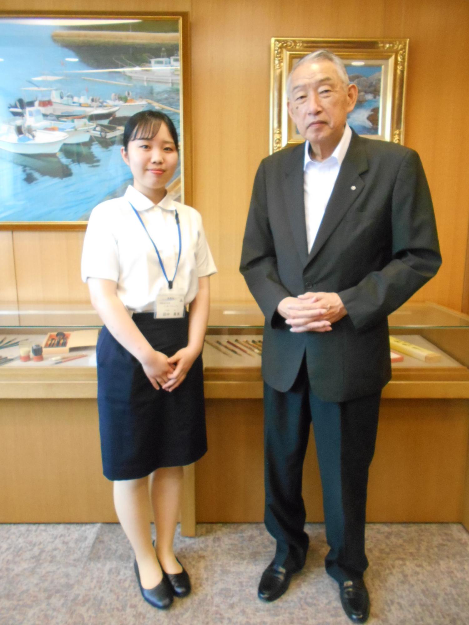 熊野町長と記念撮影に臨むインターンシップの女性の写真