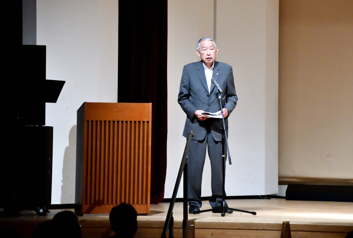 コンサート会場でで挨拶をする熊野町長の写真