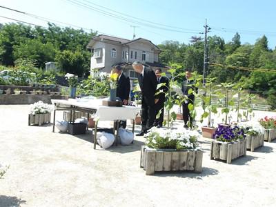 祈念公園で献花を行い深く一礼する熊野町長、副町長たちの写真