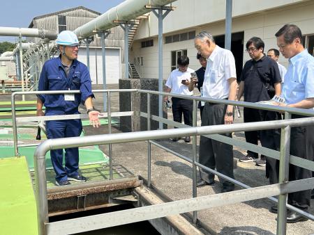 下水道の処理施設で職員の説明を受ける熊野町長の写真