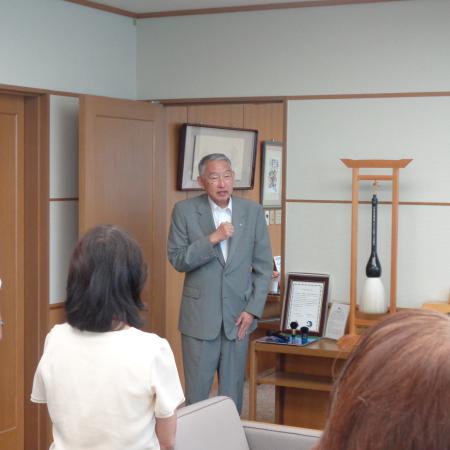 手話サークルの女性たちと手話を交えた会話をしている熊野町長の写真