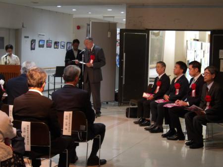 町民会館での町民文化祭で挨拶をする熊野町長の写真