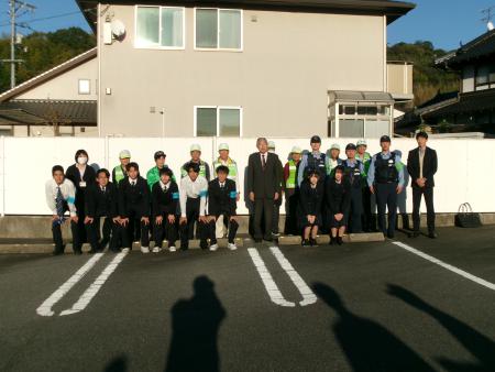 熊野町長、警察署員、防犯組合員たちとの記念撮影に臨む熊野高校の皆さんの写真