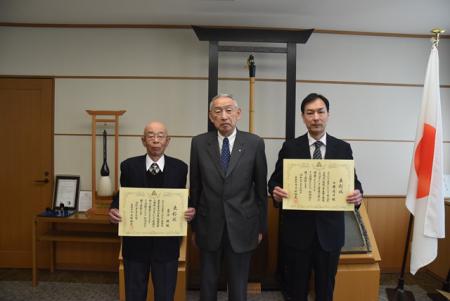 熊野町長といっしょに記念撮影に臨む臺沖さん、佐藤さんの写真