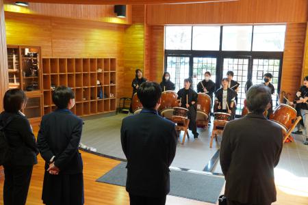 紀和瀞流太鼓の演奏を鑑賞している写真