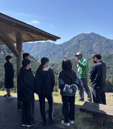 丸山千枚田を見学している写真