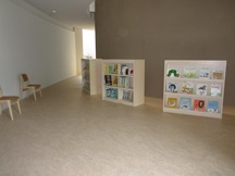 本棚と椅子があるライブラリーコーナーの写真