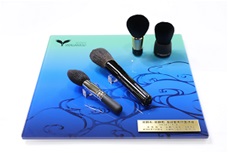 調印式で青い台に並べられ披露された熊野市の伝統工芸品である那智黒石を使用した書筆および化粧筆の写真