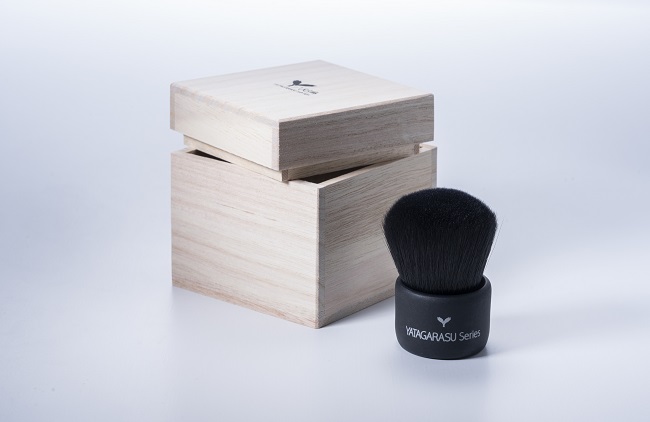 熊野市コラボ筆(洗顔用)の商品写真(【熊野市・熊野町友好都市協定締結記念コラボ】洗顔ブラシ(八咫烏シリーズ)【洗顔ブラシ 洗顔料 泡 濃密泡 敏感肌 美肌 熊野筆 伝統工芸 職人技 高級 手作り お手入れ】のページへリンク)