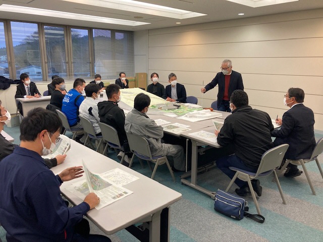 会議室の長テーブルで議論をしている熊野町の若手事業者の皆さまの写真