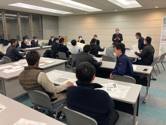 ワークショップでアイデアを出し合う熊野町の若手事業者の皆さまの写真