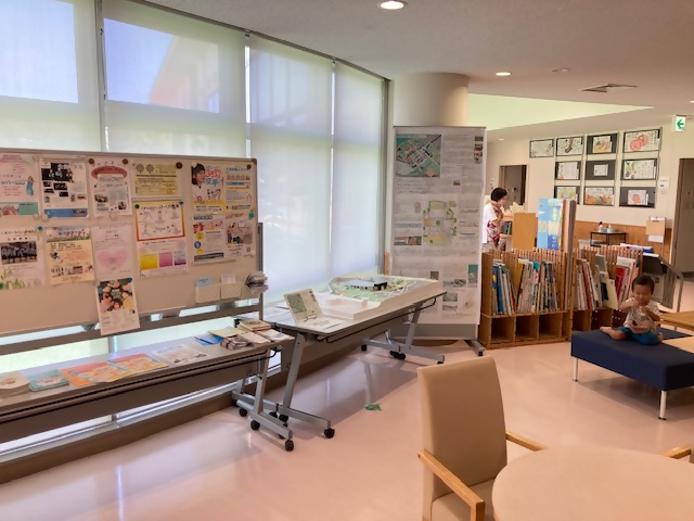 正面から撮影された西防災交流センターのロビーの写真