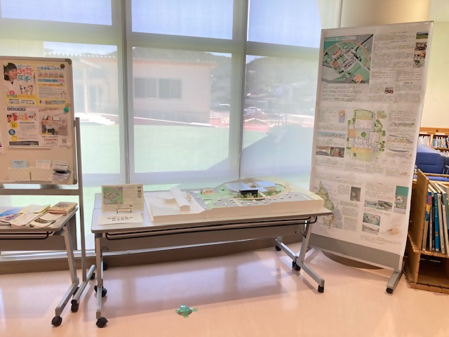 西防災交流センターのロビーに展示された新体験交流施設の模型と掲示物の写真