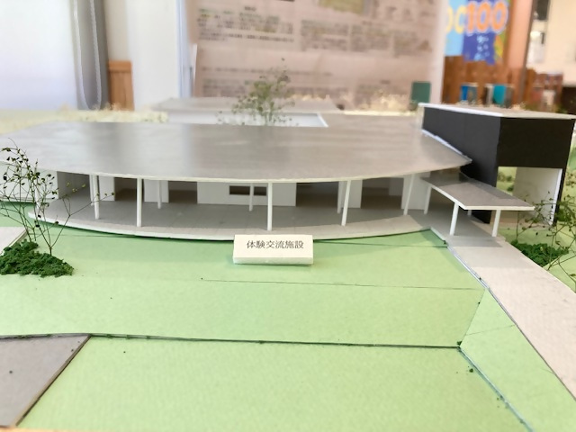 西防災交流センターのロビーに展示された新体験交流施設の模型のクローズアップ写真