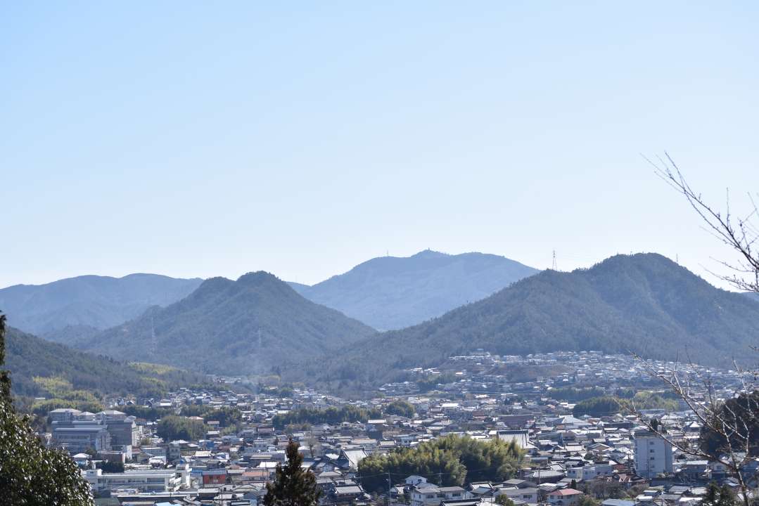 熊野町の山並みと市街地が写っている写真