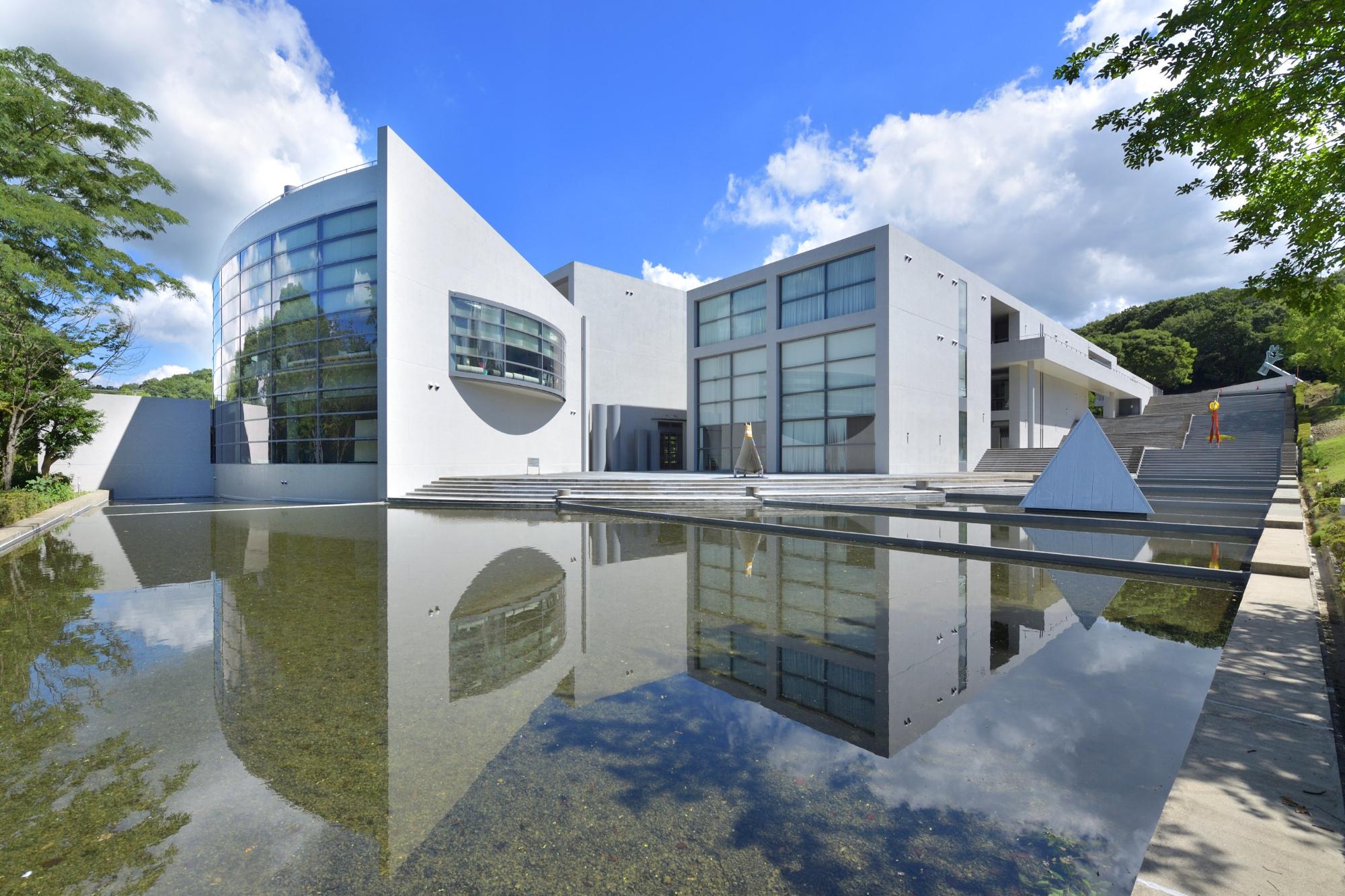 建物の前面の湖面に映る姿が美しいこどもの館の写真