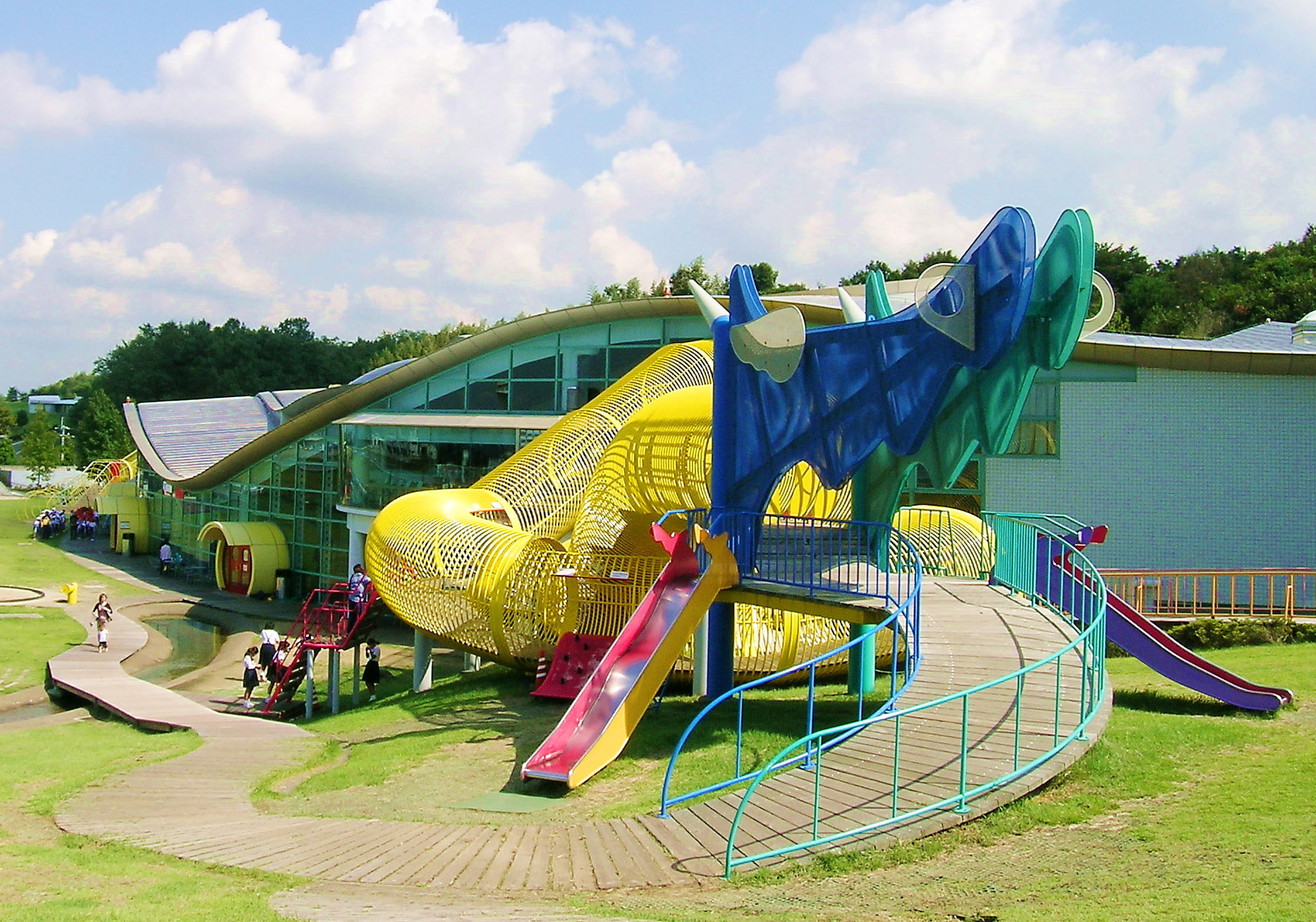 様々な色で塗分けられた滑り台があるさぬきこどもの国の外観写真