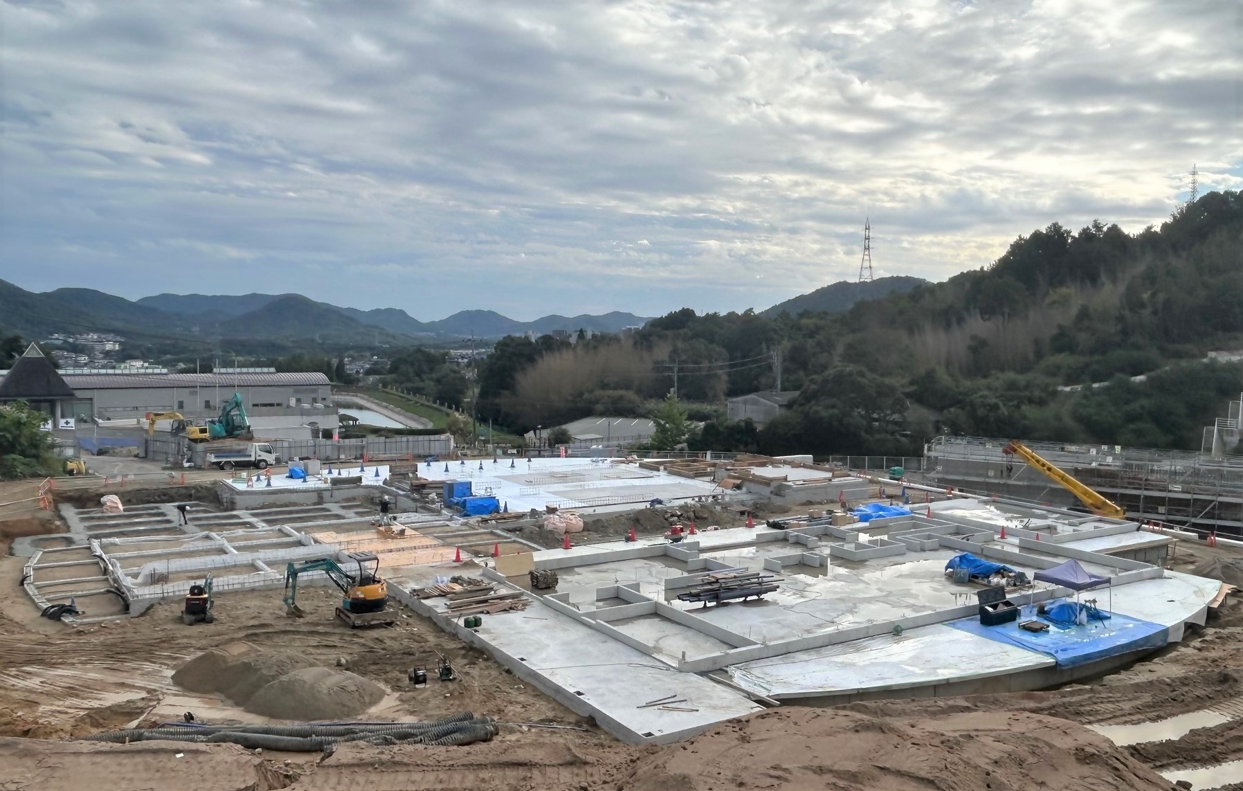 多くの重機を使用している新施設の建築現場の様子を捉えた写真