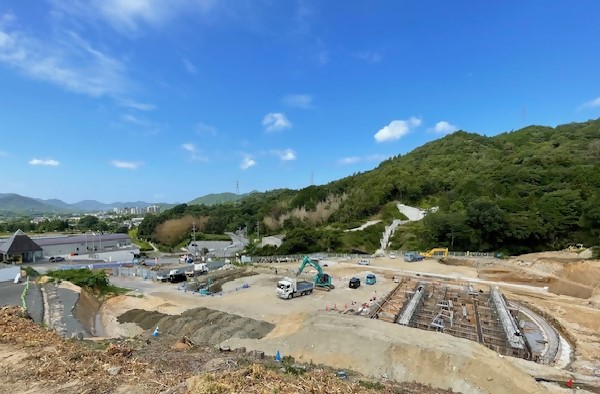 基礎工事が完了した山間にある新施設の建築現場