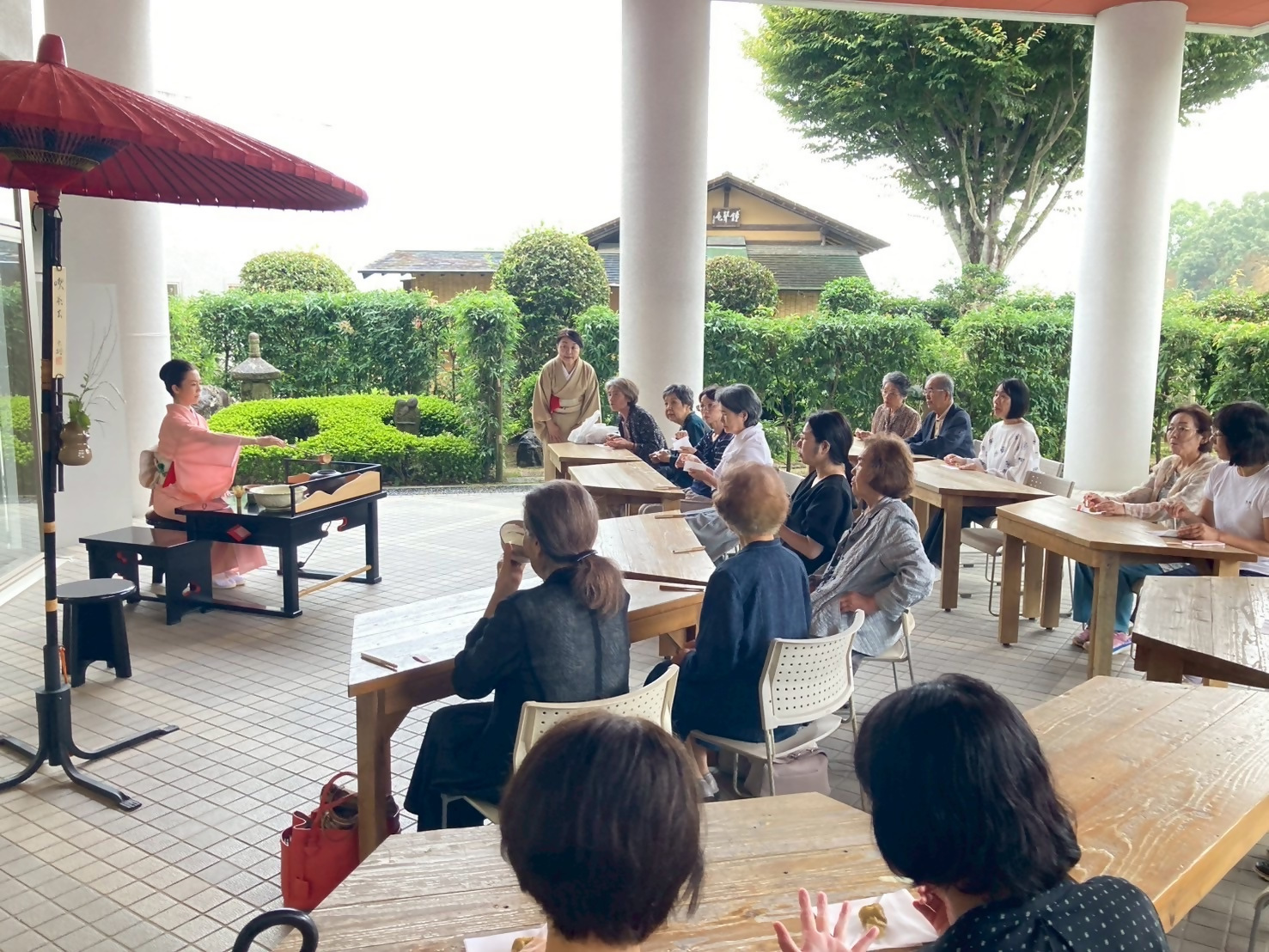 茶の湯継承の実践者から茶道の愛好家の方々に茶の湯をレクチャーしている様子を捉えた写真