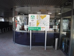 施設の入口前の横側に案内板が設置されている写真