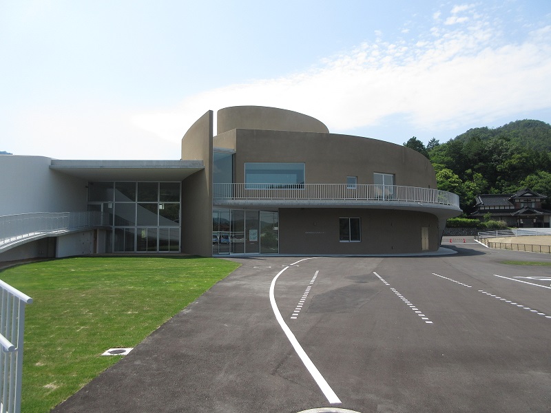 外壁が曲面で造られている2階建て建物の写真