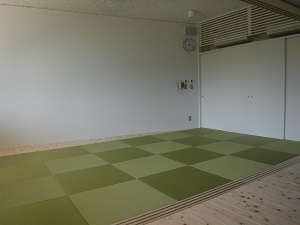 市松模様で緑色の畳が敷かれた和室の写真