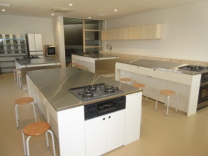 コンロのついた調理台が複数設置されている部屋の写真