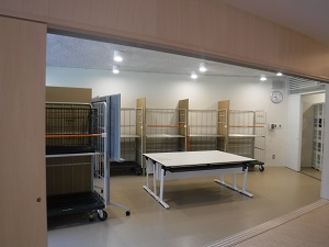 フロアの一角にペット用のケージが複数台置かれている写真