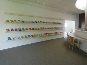 壁に展示物が並べられている写真