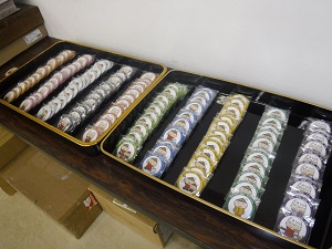 缶バッジが複数列に並べられている写真