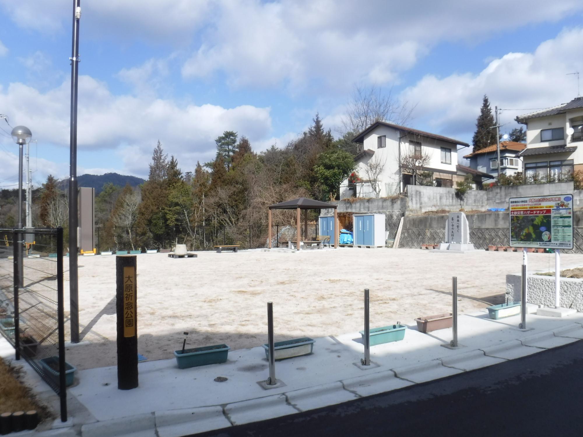 砂利が敷かれた広い敷地の写真