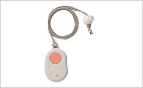 首から下げて持ち運べる、ピンクと白のカラーリングが施された小型の携帯用送信機の写真