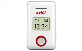 液晶画面にデジタル時計が大きく表示された、長方形の持ち運び用の白い通報機器