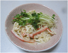 皿に盛り付けられた切り干し大根とかにかまのサラダの写真