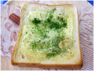 シートを敷いた皿の上に盛られたちりめんトーストの写真