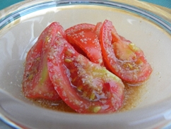 お皿に盛り付けられたトマトのごまあえの写真